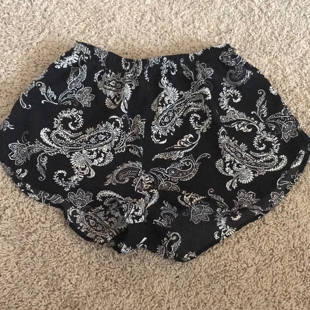 Black and white flowy shorts !